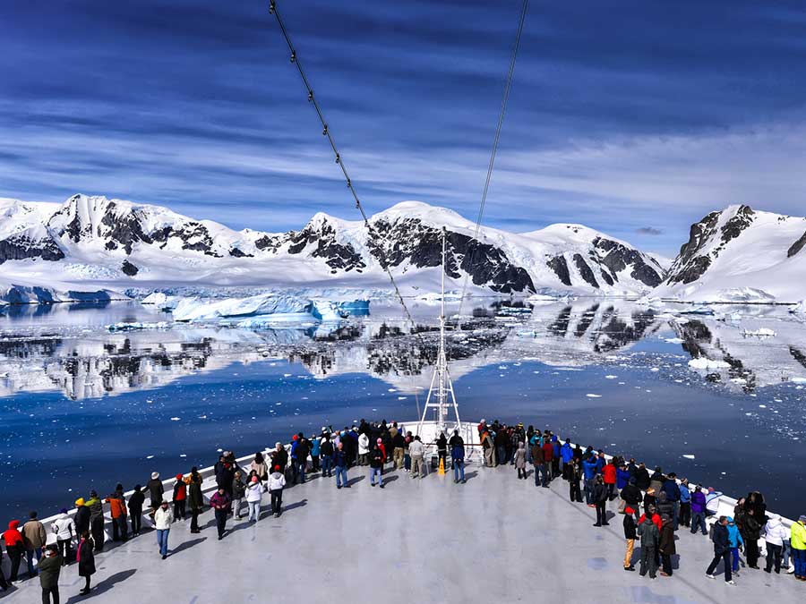 A cruise along Antarctica